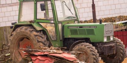 Ein alter Fendt Traktor vor einem Bauernhof