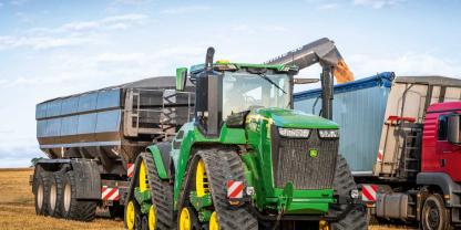 Der John Deere 9RX im Einsatz: Trotz eines Rückgangs im Großmaschinenmarkt 2025 bleibt die Nachfrage in Bereichen wie der Präzisionslandtechnik und kleineren Maschinen relativ stabil.