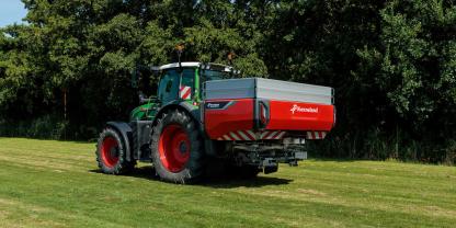 Der Alentix Zweischeibenstreuer kann den Dünger bis zu 54 m breit ausbringen. Der große Behälter mindert die Befüllvorgänge.