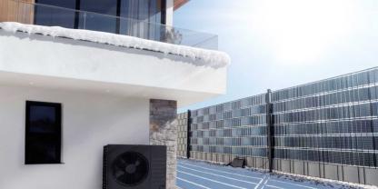 Dieses Sunbooster VERTICAL-Doppelsystem für den Gartenzaun mit 936 Wp liefert im Winter durchschnittlich 2 bis 3 kWh Strom pro Tag.