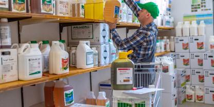 Im Fachhandel Pflanzenschutzmittel einkaufen – und das in großen Gebinden: Das ist beruflichen Anwendern vorbehalten. Sie müssen ihren Sachkundenachweis vorlegen.