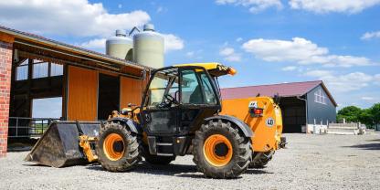 Ein Radlader auf dem Hof