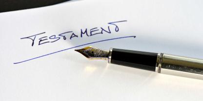 Zerrissen, aber aufbewahrt: Warum das OLG Frankfurt ein Testament trotzdem als widerrufen wertete. (Symbolbild)