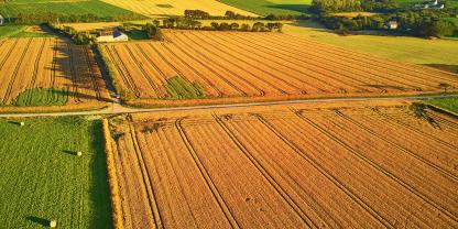 Luftbild von Ackerflächen in Frankreich