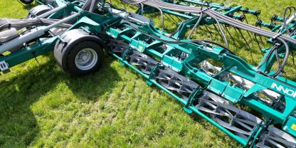 Die bewährten Messerwalzen-Modelle von InnoMade werden um zwei Ausstattungsoptionen erweitert und waren zum ersten mal auf der Agritechnica zu sehen.