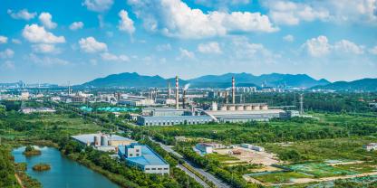 Je weniger CO2 ausgestoßen wird, desto weniger müssen die globalen Wälder zusätzlich binden.