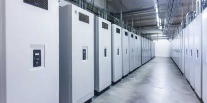 Seit 9 Monaten wartet Stephan Fritsch aus Bayern auf den Netzanschluss seines großen Batteriespeichers. (Symbolbild)