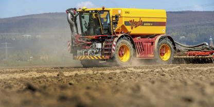 Vredo stellt unter anderem Güleselbstfahrer her. Ein weiteres Geschäftsfeld sind Nachsaatmaschinen.