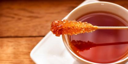 Kandiszucker und eine Tasse Tee