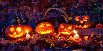 Halloween-Kürbisse bei Nacht