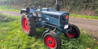 Ein Oldtimer Traktor auf einer Wiese
