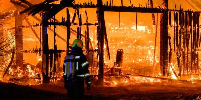 Eine brennende Scheune bei Nacht