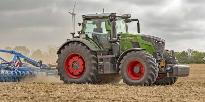 Die 800er-Baureihe ist zurück – mit den Modellen 826, 829 und 832 bis 350 PS. und erfreut sich großer Beliebtheit. Über 11.000 Online-Stimmen fielen beim Publikumspreis auf den neuen Fendt 832 Vario, der damit den Audience Choice Award 2026 gewinnt.