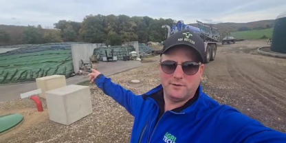 Landwirt Bützler vor seinem Silo.