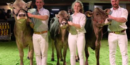 Die beste Vorführerin ist Vanessa Winter mit ihrem Alik-Rind Barbara. Der Reserve-Vorführsieg geht an Tobias Guggemos (l.), Rückholz, mit Owen-Rind Gipsy. Gesamt-Dritter wird Alois Kramer, Krün, mit dem Rind Bruckmeir Salomon Tini.