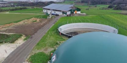 Ein neuer Stall und eine Biogasganlage auf einem Bauernhof