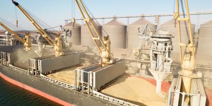 Ein Frachter liegt im Hafen.