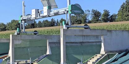 Nicht nur das Entnehmen und Verteilen des Futters ist bei den Peterbauers automatisiert, sondern auch das Auf- und Abdecken der Silos.