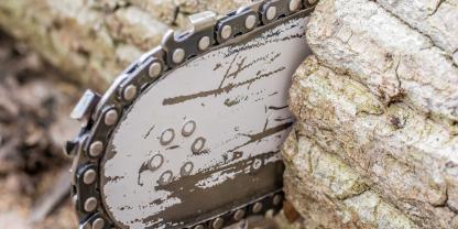 Schneller Brennholz sägen als mit einer Wippkreissäge und den Schüttraummeter im selben Arbeitsgang gleich verladen? Auf YouTube zeigt ein junger Tüftler sein selbst gebaute Sägekiste für den Frontlader