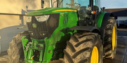 Ein John Deere 6215R Traktor von vorne