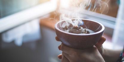 BildunterschriftBeim Räuchern mit Kohle entsteht viel Rauch.