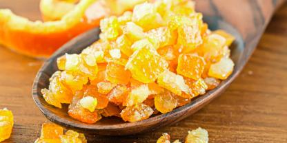 Orangeat liefert eine weiche, marme-ladige Süße mit leichter Bitternote.Selbst gemachtes Orangeat ist das aromatische Geheimnis vieler Weihnachtsklassiker und verleiht traditionellen Backwaren ihre fruchtige Tiefe.