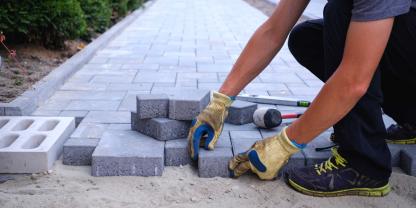 Gartenweg-bauen-AdobeStock_307215316