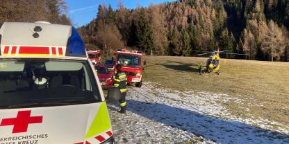 Ein Forstfacharbeiter, ein Notarzt sowie die Feuerwehr mussten einen 53-Jährigen aus einer Notlage befreien. Er war unter einem Ast eingeklemmt worden.