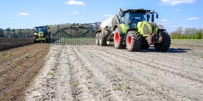 Ein Landwirt bringt Gülle aus.