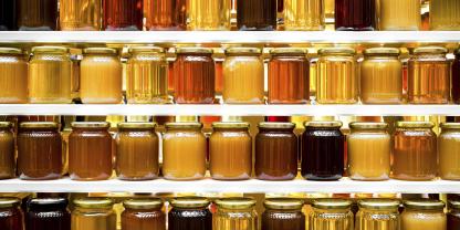 Honig hat viele Fabe, Geschmäcker und Konsistzenzen – muss aber immer von Bienen stammen.
