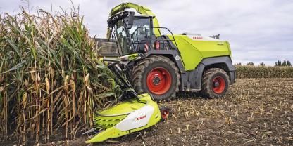 Beim Orbis Maisvorsatz sorgen zwei unabhängige Antriebsstränge für einen besseren Gutfluss und Häckselqualität.