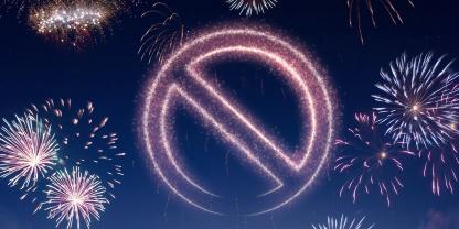 Feuerwerksverbot in Niedersachsen: Raketen und Verbotszeichen am Himmel