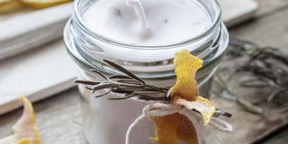 Deckel ab und anzünden! Ein kleines, mit Duftwachs getränktes Stoffläppchen im Deckel verstärkt den Duft beim Öffnen.