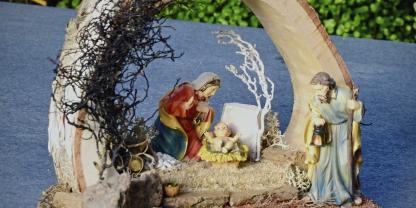 Besonders gefragt in dieser Adventszeit ist eine, in einer Scheibe aus Weißbirke platzierte Krippe mit spärlichem Inventar.