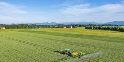 Ährenbehandlung in Weizen: Um Resistenzen gegen Getreidekrankheiten vorzubeugen, werden bekannte Wirkstoffe oft neu gemischt.