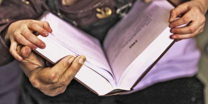 Beim Vorlesen lieben Kinder Geschichten, die sie fast riechen und fühlen können. Sie wecken ihre Fantasie.