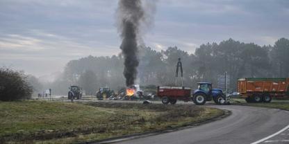 Auch Landwirte aus dem Ort Mont de Marsan haben Straßenblockaden errichtet.