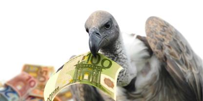 Ein Geier hält einen 100-Euro-Schein im Schnabel.