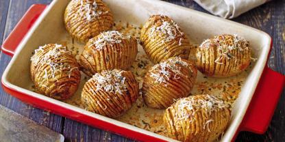 Kartoffel-Beilagen-Hasselback-Kartoffeln_AdobeStock_599193761