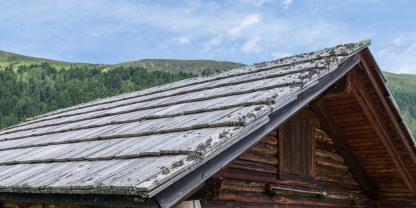 Dachschindeln aus Lärchenholz werden seit Jahrhunderten in den Alpen verwendet. Ein Video zeigt, wie sie nach alter Handwerkskunst hergestellt werden. (SYMBOLBILD)