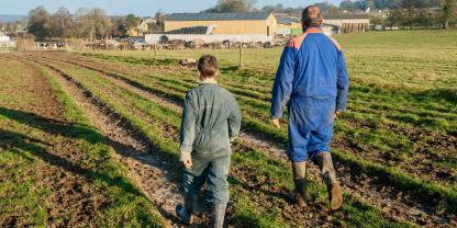 Ein Azubi und sein Chef auf einem Acker