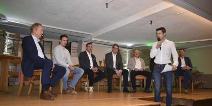 Vorsitzender Thomas Sixt begrüßte die Podiumsteilnehmer und stellte die Runde vor.