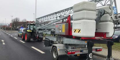 Ein Traktor mit angehängtem Drehkran