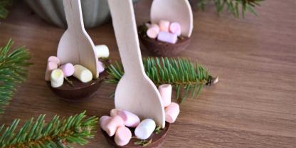 Schokolade am Stäbchen wir zu einer leckeren Trinkschokolade