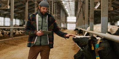 Landwirt_Kuh_AdobeStock_552255657