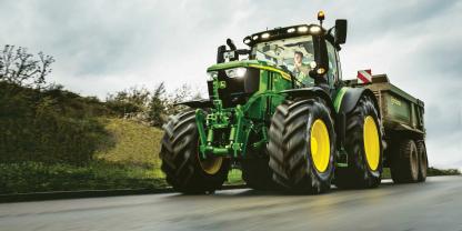 Der John Deere 6R 250 erreicht mit Boost 301 PS. Kompakt, wendig und mit viel Nutzlast ist er   vielseitig einsetzbar. Doch wo bleibt die 350-PS-Option über diesem Modell?“