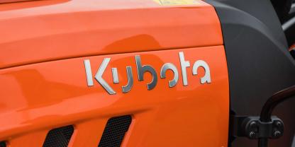 Die Motorhaube eines Kubota Traktors