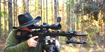 Martin Richter mit seiner „Nachtwaffe“ samt dem montierten Harpia 50 Max von Night Pearl.