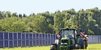 Vertikale Agri-PV-Anlage auf dem Bayerischen Staatsgut Grub in Bayern.