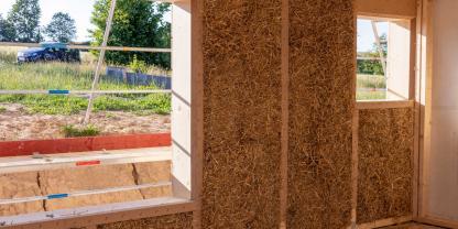 Ein Haus aus Stroh und Lehm